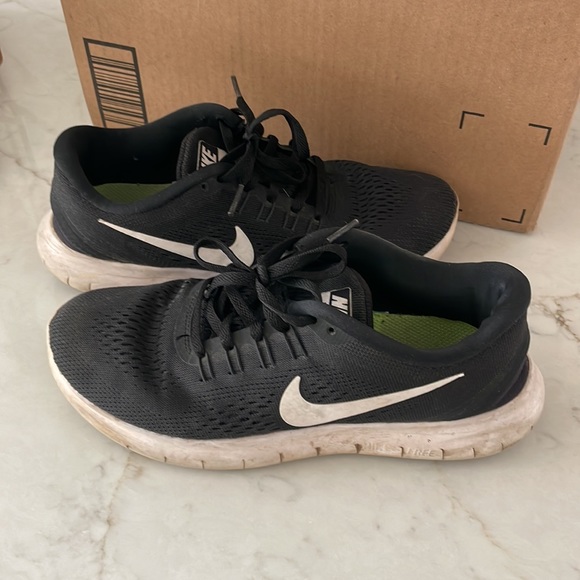 USED NIKE GYM SHOES. SIZE: 6.5 - Picture 1 of 5
